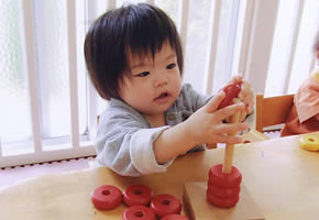 長さ違いの棒を使って、チップを抜いたり差したりして遊びます