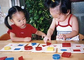 形と色探しをして遊ぶ中で子どもの認識は深まります