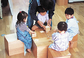 収納箱として使っていたプレイボックスがあっという間にテーブルやイスに早変わりです