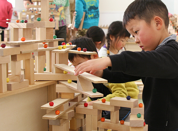 幼稚園・保育園での集団積み木遊び