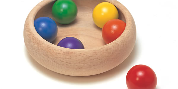 お椀と6色のボールで無限の遊びを楽しむカラーボールです