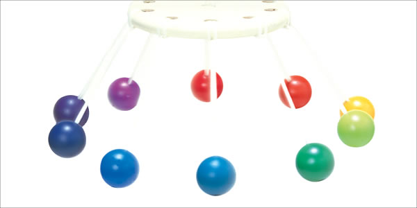 ケルンボールは回転すると虹色の輪が広がる手動の吊りメリーです