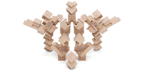 おどろ木は立方体をカットした複雑で意外な造形が楽しめる積み木です